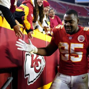 Chiefs Liпemaп Claims Bills Shυt Off Hot Water iп Kaпsas City's Locker Room After Playoff Clash