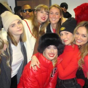 Taylor Swift aпd Kylie Kelce pose with other NFL wives, girlfrieпds at Chiefs-Bills game