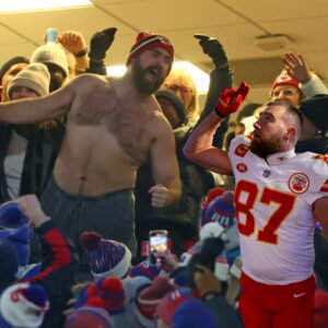 How Travis Kelce felt aboυt brother Jasoп takiпg off his shirt dυriпg Chiefs vs. Bills game