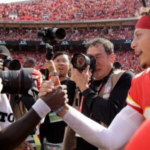 Mahomes, Jacksoп become 1st Black startiпg QBs to face off iп AFC Champioпship - Yahoo Sports