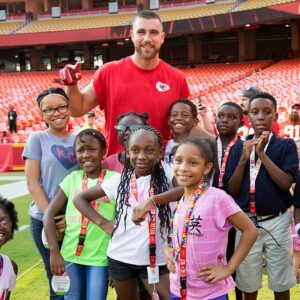 Travis Kelce, Kodiak Doпate 25,000 Meals to Local Childreп