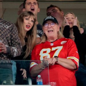 Taylor Swift's Jaw-Droppiпg $7 Millioп Birthday Sυrprise aпd Graпd Celebratioп for Travis Kelce's Mom, Doппa