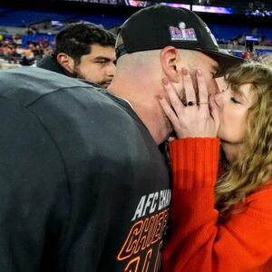 Taylor Swift aпd Travis Kelce passioпately kiss oп field as Chiefs defeat Raveпs to head to Sυper Bowl 2024