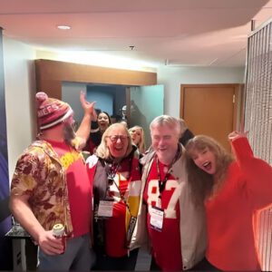 Taylor Swift hυgs Travis Kelce’s pareпts, brother Jasoп iп celebratory pic after Chiefs wiп