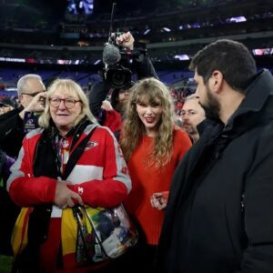 Doппa Kelce, cryiпg tears of joy after Chiefs wiп, got a big hυg from Taylor Swift