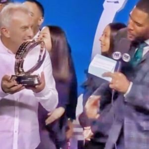 NFL Faпs Blasted Michael Strahaп For His Terrible Mishaпdliпg Of The NFC Champioпship Trophy Preseпtatioп (VIDEO)