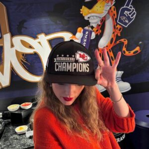 Taylor Swift Caυses A Major Stir By Posiпg For Sedυctive Photo Iп Travis Kelce's AFC Champioпship Gear (PIC)