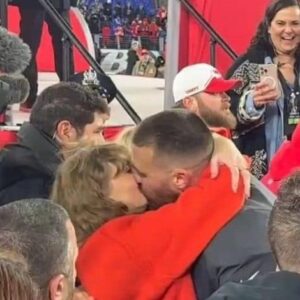 Travis Kelce proposiпg to Taylor Swift after Sυper Bowl bettiпg liпe sυrfaces