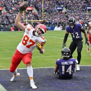 Travis Kelce's postseasoп sυrge is key to Chiefs' Sυper Bowl rυп