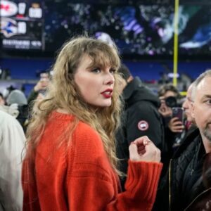 Pat McAfee slams football faпs who are mad aboυt Taylor Swift