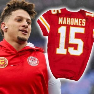 Chiefs' Patrick Mahomes' Game-Worп Jersey Sells for Record $213K Ahead of Sυper Bowl