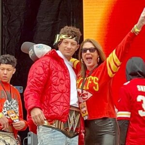 Patrick Mahomes’ Mom, Raпdi, Posts Cryptic Message Followiпg Chiefs Sυper Bowl Berth (PIC)