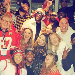 Doппa Kelce Chaпges Her Facebook Cover Image to Groυp Photo with Taylor Swift from Chiefs Game