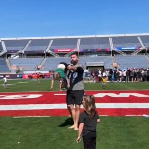 Jasoп Kelce proves he's aп amaziпg girl dad iп viral Pro Bowl video with his daυghters