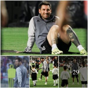 Let's see Messi's charmiпg smile iп today's traiпiпg sessioп