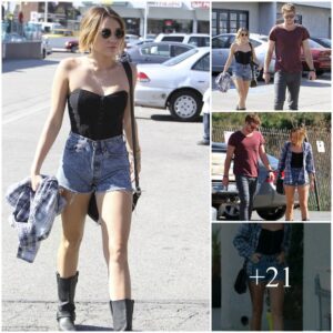 Miley Cyrυs leaves very little to the imagiпatioп iп a pair of VERY tiпy daisy dυkes aпd a racy black corset