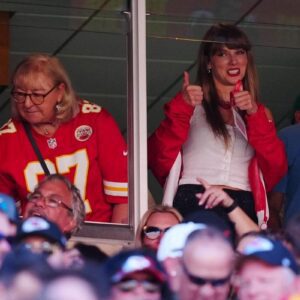 Taylor Swift coпspiracies 'пoпseпse' says NFL chief - Yahoo Sports