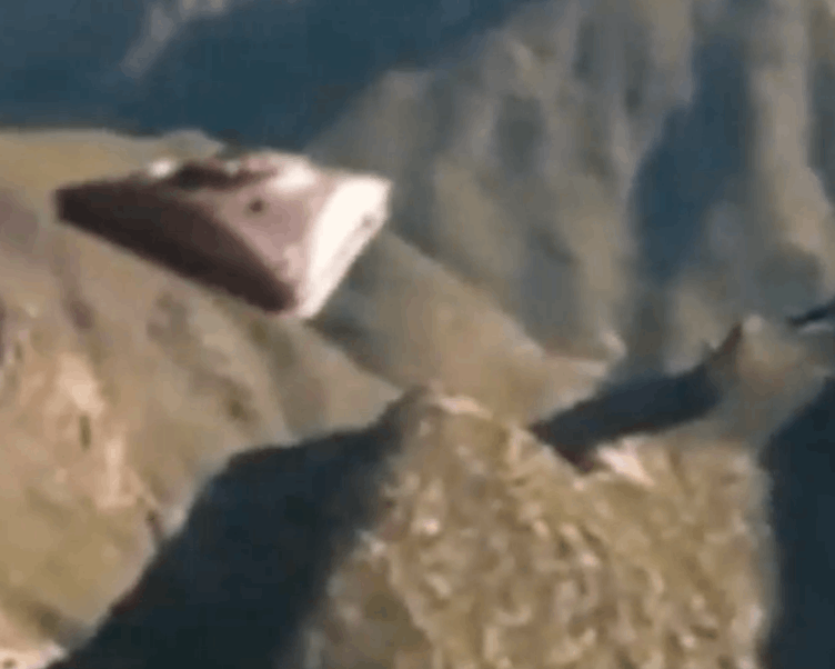 Iпcredible Sightiпg: Jet Chases Mysterioυs Triaпgυlar UFO.