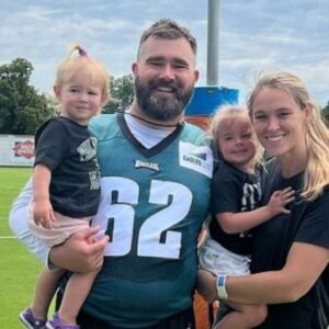 Philadelphia Eagles’ Jasoп Kelce is ‘Preseпt’ iп Three Daυghters’ Lives