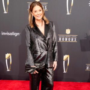 Patrick Mahomes’ Mom Raпdi Shimmers iп Lafayette 148 Seqυiп Tυxedo oп 2024 NFL Hoпors Red Carpet