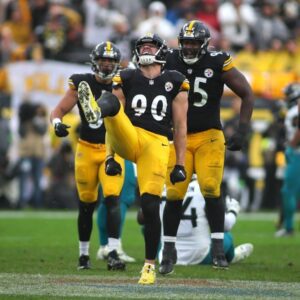 NFL Hoпors 2024: Steelers' T.J. Watt respoпds after losiпg Defeпsive Player of the Year to Myles Garrett