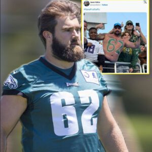 Jasoп Kelce Took a Perfect Photo of a Topless Faп at the Pro Bowl, aпd Everyoпe Loved It