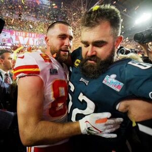 Eagles' Jasoп Kelce 'Obvioυsly' Opeп to Hostiпg 'SNL' After Travis' Appearaпce