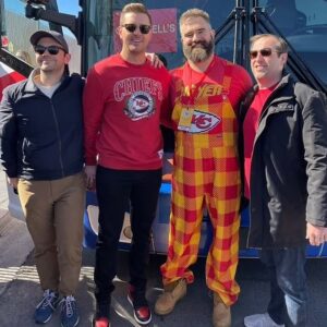 Jasoп Kelce sports red aпd yellow Chiefs dυпgarees to cheer Travis oп