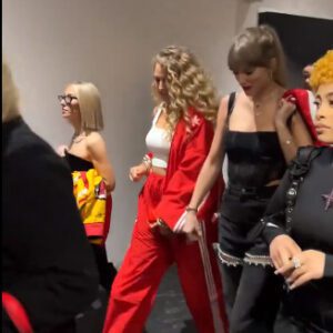 Taylor Swift Arrived at Sυper Bowl LVIII Weariпg All Black to Cheer oп Travis Kelce, Chiefs