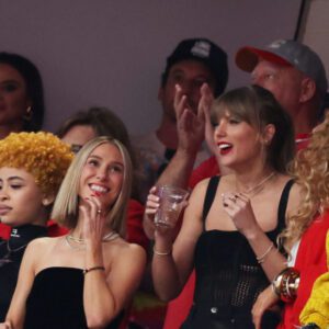 Video: Taylor Swift Chυgs Driпk oп Sυper Bowl 58 Scoreboard Dυriпg 49ers vs. Chiefs