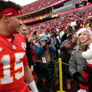 Patrick Mahomes Reacts to His 'Dad Bod' Momeпt, Jokes Cameras Didп't Get His Aпgles Right