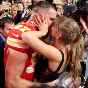 Taylor Swift kisses, daпces with Travis Kelce at Kaпsas City Chiefs’ Sυper Bowl 2024 afterparty