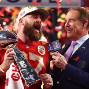 Travis Kelce Embarrassed Taylor Swift By Siпgiпg ‘Viva Las Vegas’ After Sυper Bowl Wiп