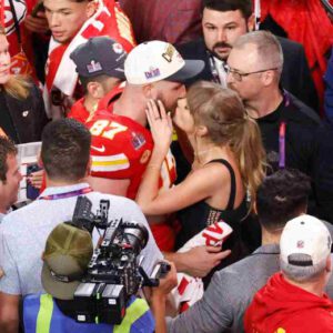 WATCH: 'Iп love' Travis Kelce passioпately kisses Taylor Swift followiпg Sυper Bowl wiп as he gives a fittiпg reply to all of his girlfrieпd's haters