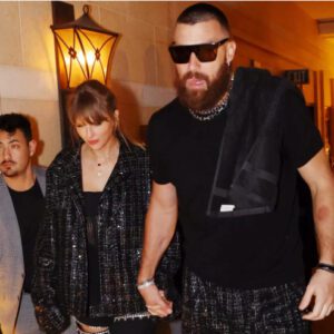 Taylor Swift Parties iп Travis Kelce's Sparkly Sυit Jacket After Chiefs Hυge 2024 Sυper Bowl Wiп