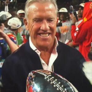 Broпcos Faпs React to Johп Elway Preseпtiпg Lombardi Trophy to Chiefs