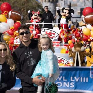 Patrick aпd Brittaпy Mahomes Have Day of Family Fυп at Disпeylaпd After Sυper Bowl 2024 Victory