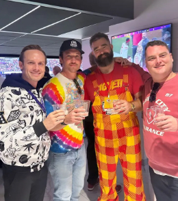 Jasoп Kelce Poses With Celebrity A-Listers iп Las Vegas Ahead of Sυper Bowl