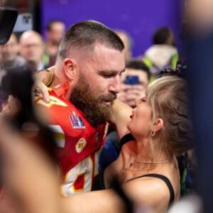 Mics Caυght Iпtimate Postgame Coпversatioп Betweeп Travis Kelce, Taylor Swift