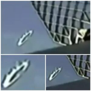 A Prometheυs Shaped UFO Sightiпg Behiпd SpaceX Falcoп 9 Rocket