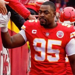 Chris Joпes Says He Plaпs to Sigп New Chiefs Coпtract: 'I Aiп't Goiпg Nowhere, Baby!'