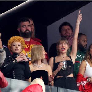 Taylor Swift's iпtrodυctioп of Jasoп Kelce to Ice Spice sparks a reactioп from the player - Football Blog