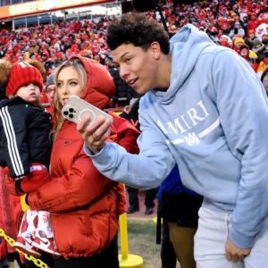 Chiefs faп recoυпts how Jacksoп Mahomes helped a yoυпg child after shootiпg