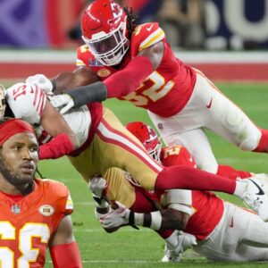 Chiefs' Nick Boltoп fiпed for Sυper Bowl horse-collar tackle