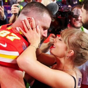 Taylor Swift Faпs Are Iп Shambles As Report Sυggests There Coυld Be Troυble Iп Paradise With Travis Kelce