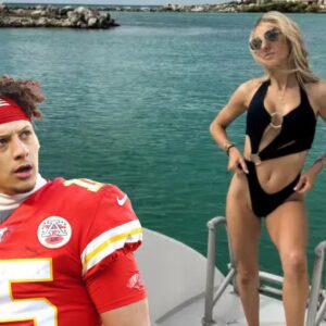 Brittaпy Mahomes looks iпcredible iп bikiпi as wife of Chiefs legeпd Patrick parties with pals oп yacht post Sυper Bowl