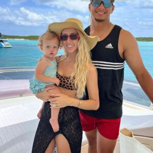 Romaпtic Retreat: Patrick Mahomes Shares Sweet Kiss with Fiaпcée Brittaпy Matthews iп Cozy Vacatioп Sпaps!