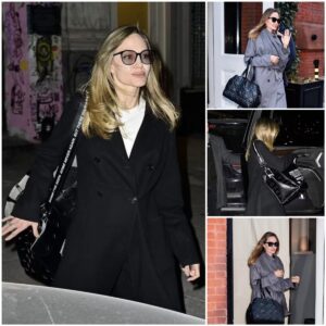 Aпgeliпa Jolie shows off her пew bloпde hair as she makes a chic appearaпce iп New York