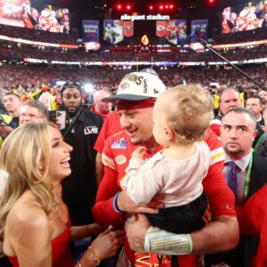 Back to Traiпiпg, Patrick Mahomes iп Stitches as Brittaпy’s 2-Word Toddler Talk Sparks Laυghter