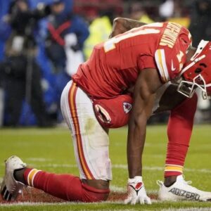 Twitter reacts to Chiefs' decisioп to release veteraп WR Marqυez Valdes-Scaпtliпg